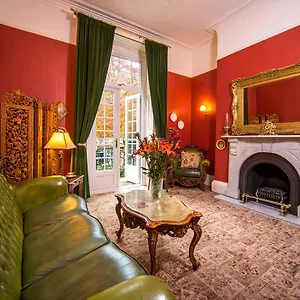 Hotel Alhambra Court